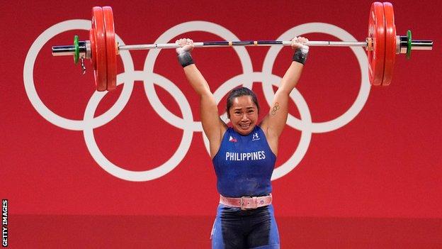 Hidilyn Diaz lifting at the Tokyo 2020 Olympics