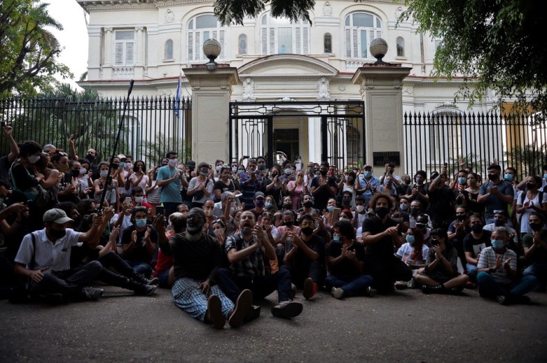 A group of young intellectuals and artists demonstrate at the doors of the Ministry of Culture during a protest in Havana, on November 27, 2020. - Some two hundred young artists are calling for 