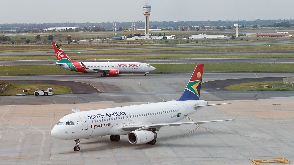 <p>Un Airbus A320-200 de South African Airways (abajo) llega mientras un Boeing 737-800 de Kenya Airways se prepara para despegar en el Aeropuerto Internacional OR Tambo en Johannesburgo, Sudáfrica - REUTERS/SIPHIWE SIBEKO </p>
