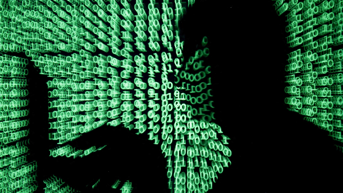 <p>Un hombre sostiene una computadora portátil mientras se le proyecta un código cibernético en esta imagen ilustrativa - REUTERS/ KACPER PEMPEL </p>
