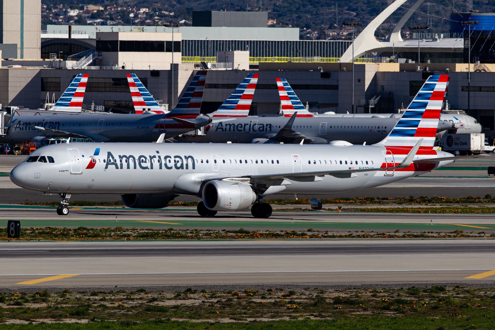 American Airlines passenger plane (Airbus A321-253NX N432AN) departing