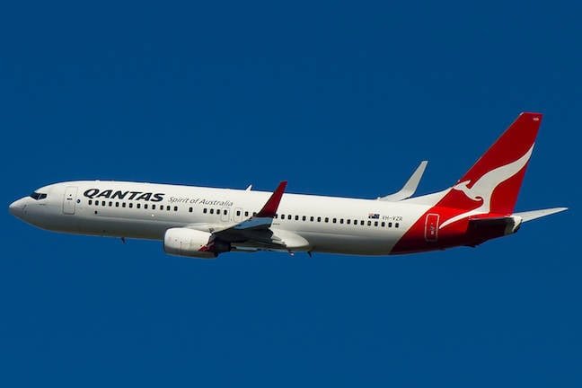 qantas_boeing_737_838_vh_vzr.jpg
