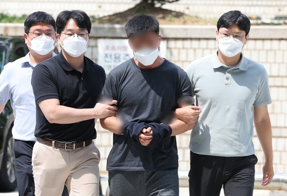 A Chinese national, suspected of leading a hacking ring that stole assets from BTS member Jungkook and other wealthy individuals in Korea, appears at a warrant hearing at the Seoul Central District Court in southern Seoul on Aug. 24. [YONHAP] 