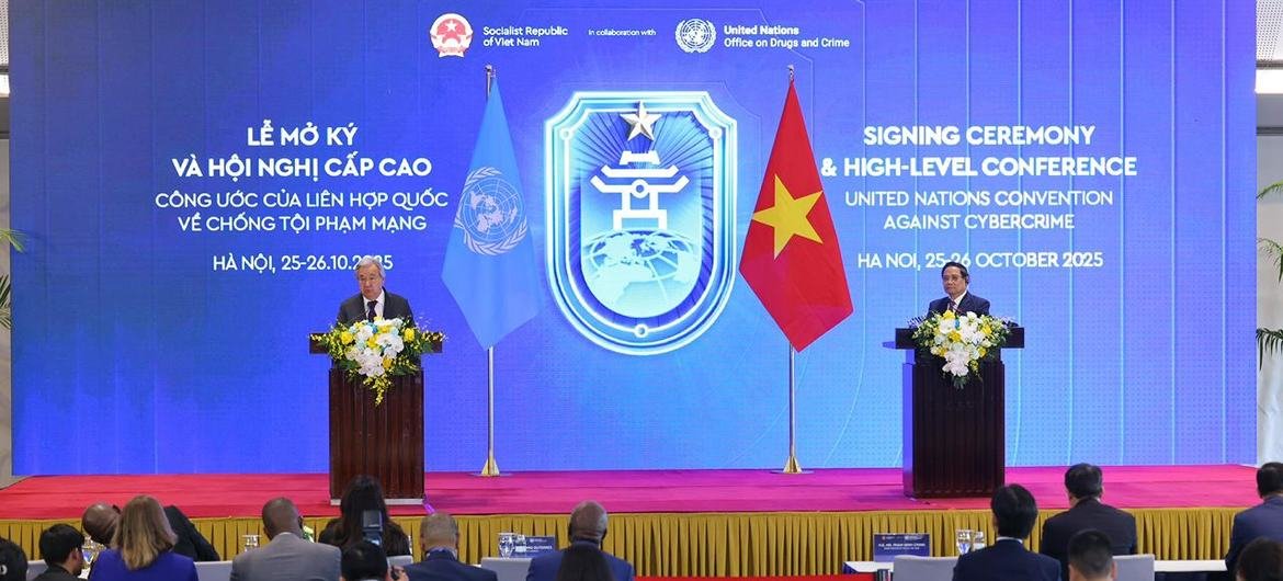 Secretary-General António Guterres (left) and Prime Minister Pham Minh Chinh of Viet Nam at the joint press conference. 