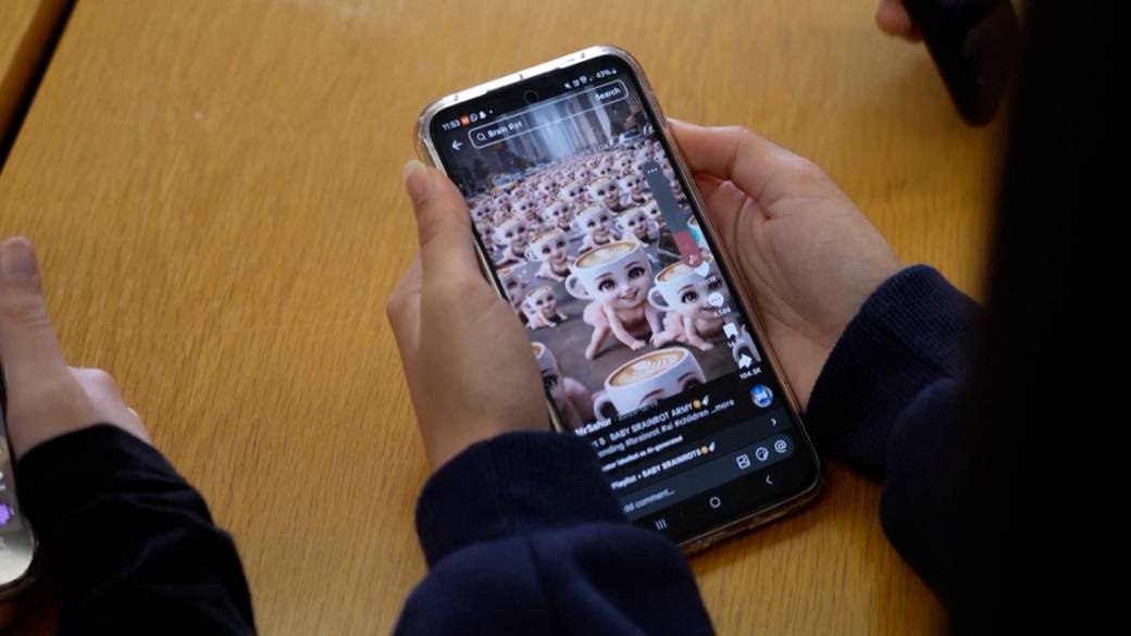 Click to play video: 'UK weighs social media ban for kids under 16 as safety concerns grow'