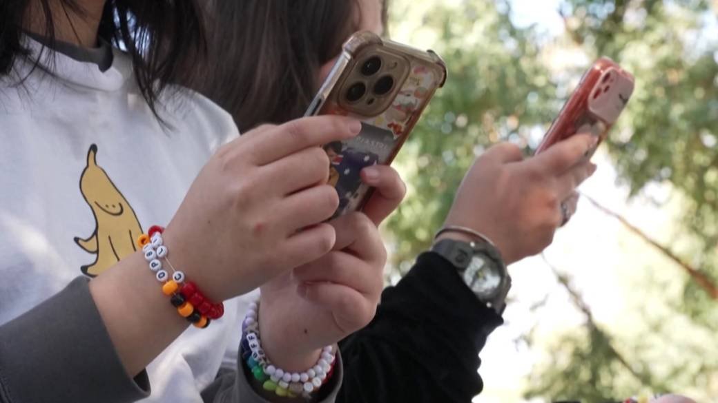 Click to play video: 'Health Matters: Social media ban could face charter challenge'