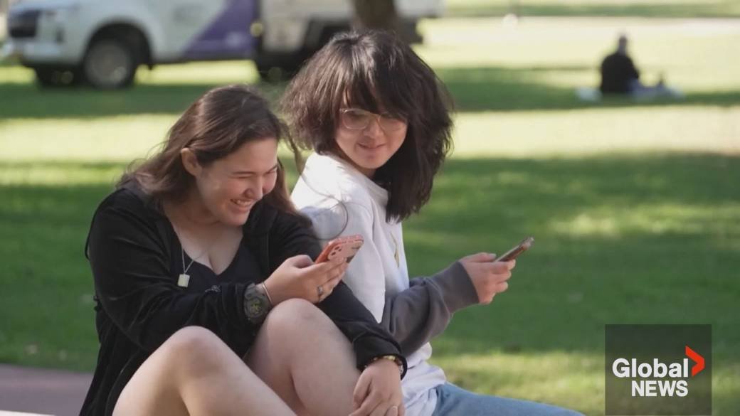 Click to play video: 'Australia social media ban under fire as teens still able to log on'